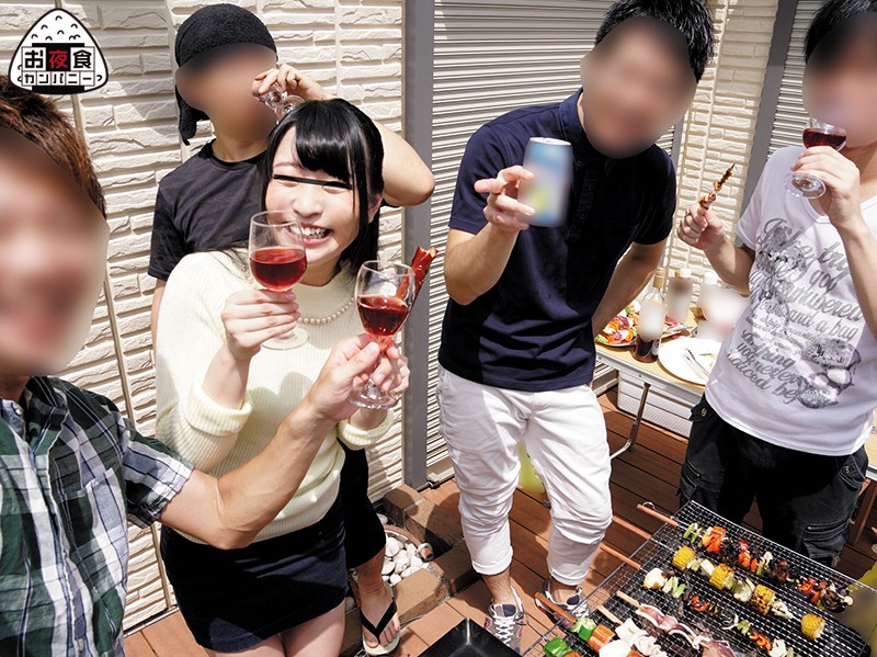 寝取られているのに気付いていなかったバカなボク。結婚間近な彼女が元バイト先の仲間とBBQに行って以来、気付かないうちに何度も何度も寝取られていた！そんな彼女が中出しされまくる映像をうっかり見つけてしまったボクは急いで彼女に電話すると男たちと交わる彼女の声が…