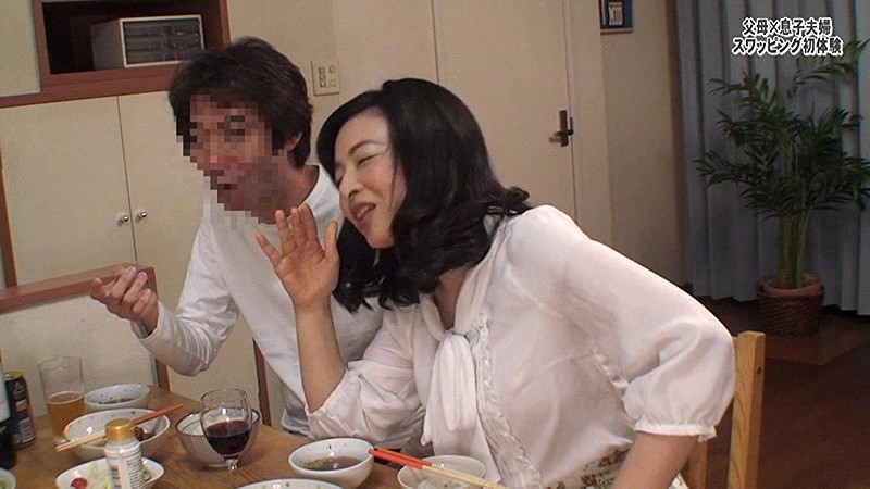 父母×息子夫婦のスワッピング初体験に密着（2）～父が嫁と！息子が義母と！