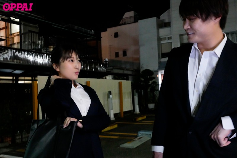 会社の飲み会で終電を逃した僕に「うちに泊まっていきます？」と巨乳の後輩女子が小悪魔な囁き。部屋着の胸チラ誘惑に負けて何度もSEXした 月野かすみ月野かすみ