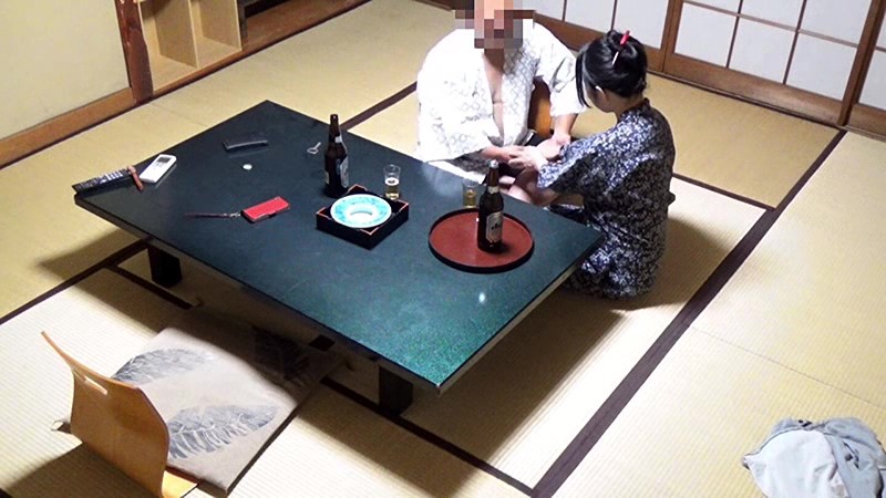 美人と評判の仲居さんがいる旅館に行って仲居さんを強引に口説いてハメ倒した盗撮映像8