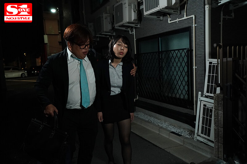 出張先で軽蔑している中年セクハラ上司とまさかの相部屋に…朝まで続く絶倫性交に不覚にも感じてしまったHカップ新入社員 安位カヲル安位カヲル