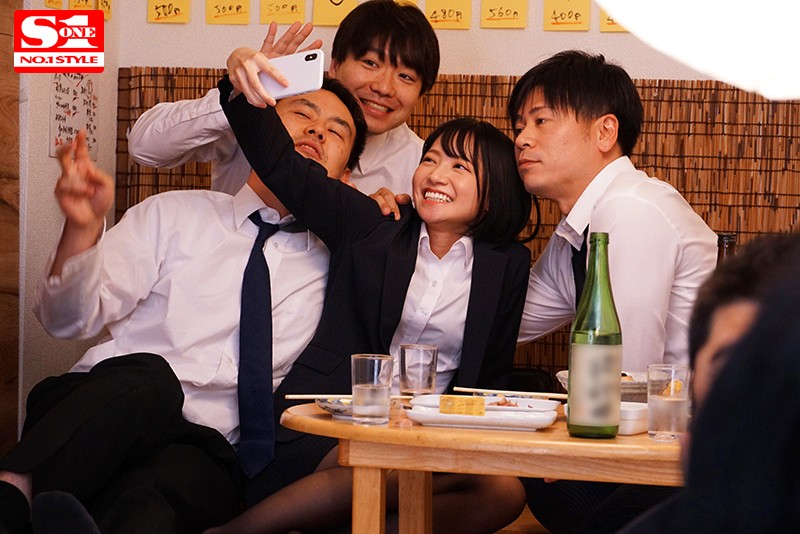 新入女子社員と絶倫上司が出張先の相部屋ホテルで…朝から晩までひたすら不倫セックスに明け暮れた一夜 伊賀まこ伊賀まこ