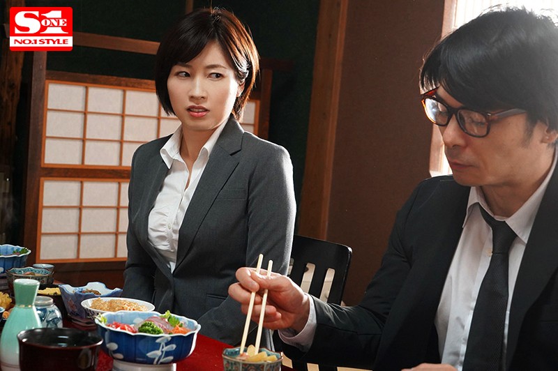 使えない大嫌いな部下と出張先の温泉旅館でまさかの相部屋に…無理矢理夜●いされ何度も何度もイカされてしまった女上司…。 奥田咲奥田咲