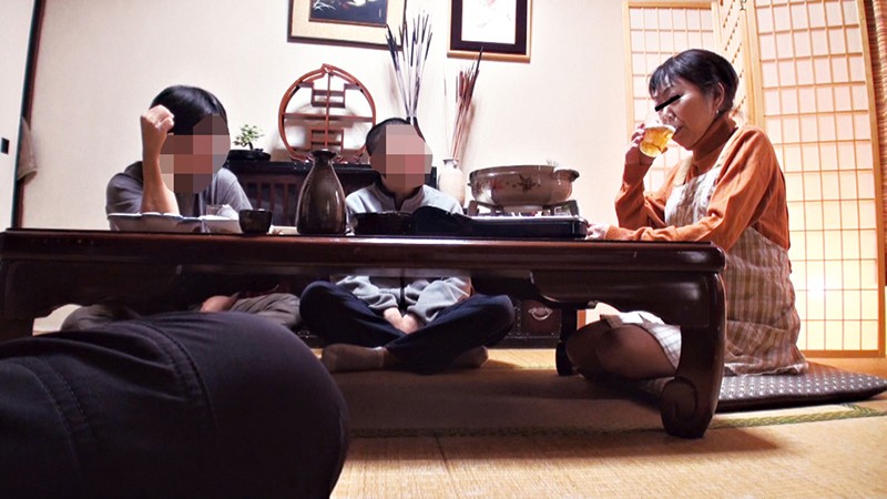 自慢の美人妻を酔わせて知り合いの他人棒で寝取らせてみた4時間