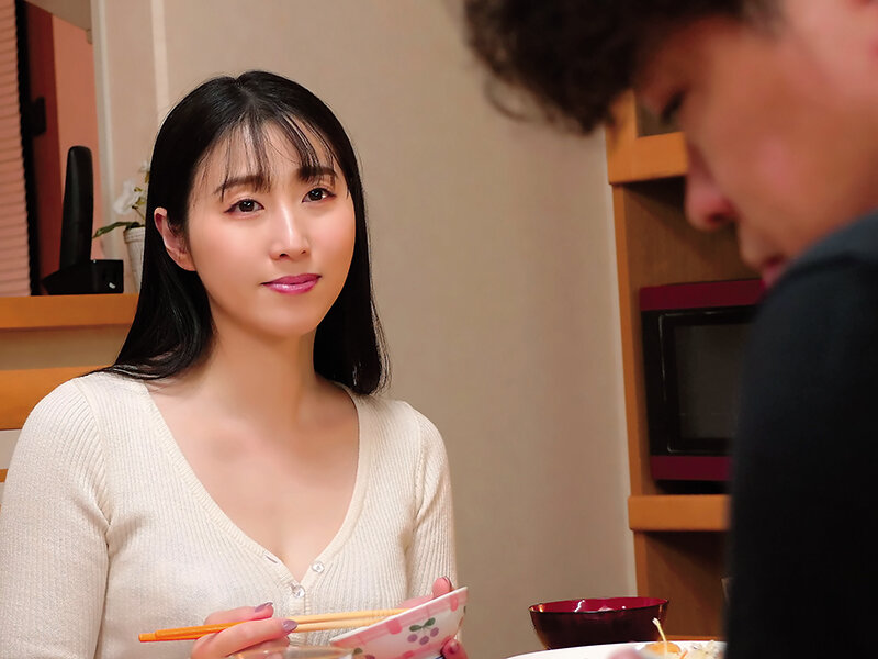 嫁との喧嘩で溜まりまくった欲求不満をカラダで受け止めてくれるイヤらしい腰つきの沼らせ義母 藤咲紫藤咲紫