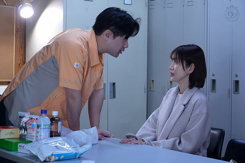 「盗んでないなら脱いでみろ。」隅から角まで探られた万引き妻 角奈保角奈保